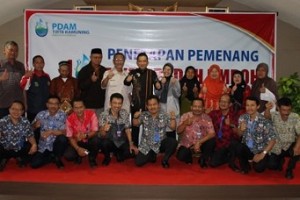 Direktur PDAM Tirta Kamuning berfoto bersama dengan pelanggan yang menerima hadiah Umroh.